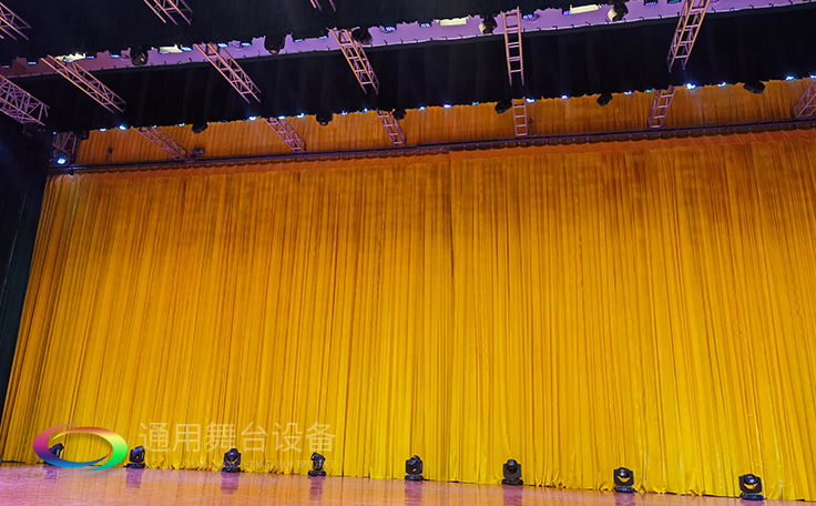 牽引阻燃幕布大幕啟閉運動的機(jī)械設(shè)備。大幕機(jī)（proscenium curtain machinery）